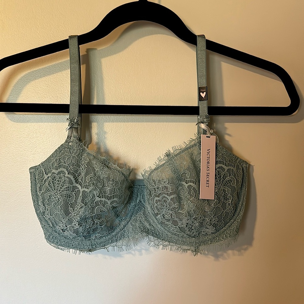 NWT Victoria’s Secret DREAM ANGELS
Wicked Unlined Bow Balconette Bra